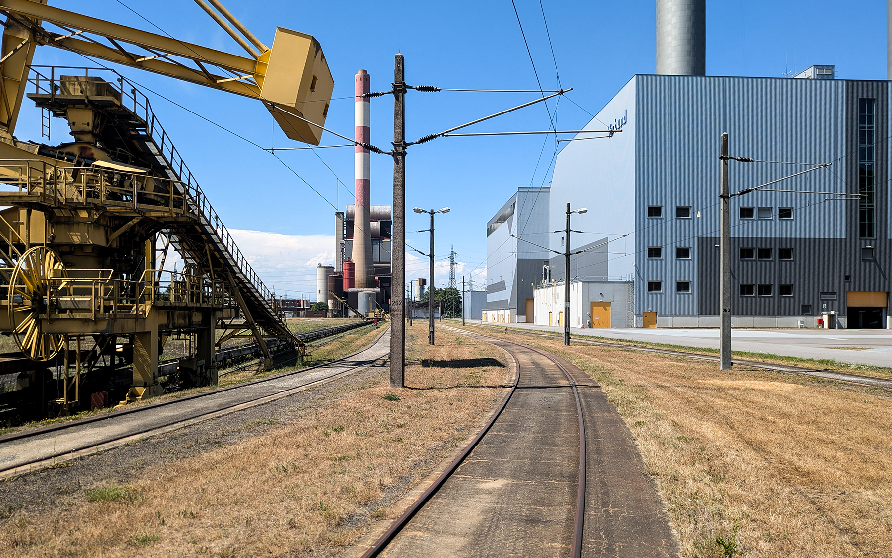Rail tracks and industrial facilities at the Mellach Test and Innovation Center